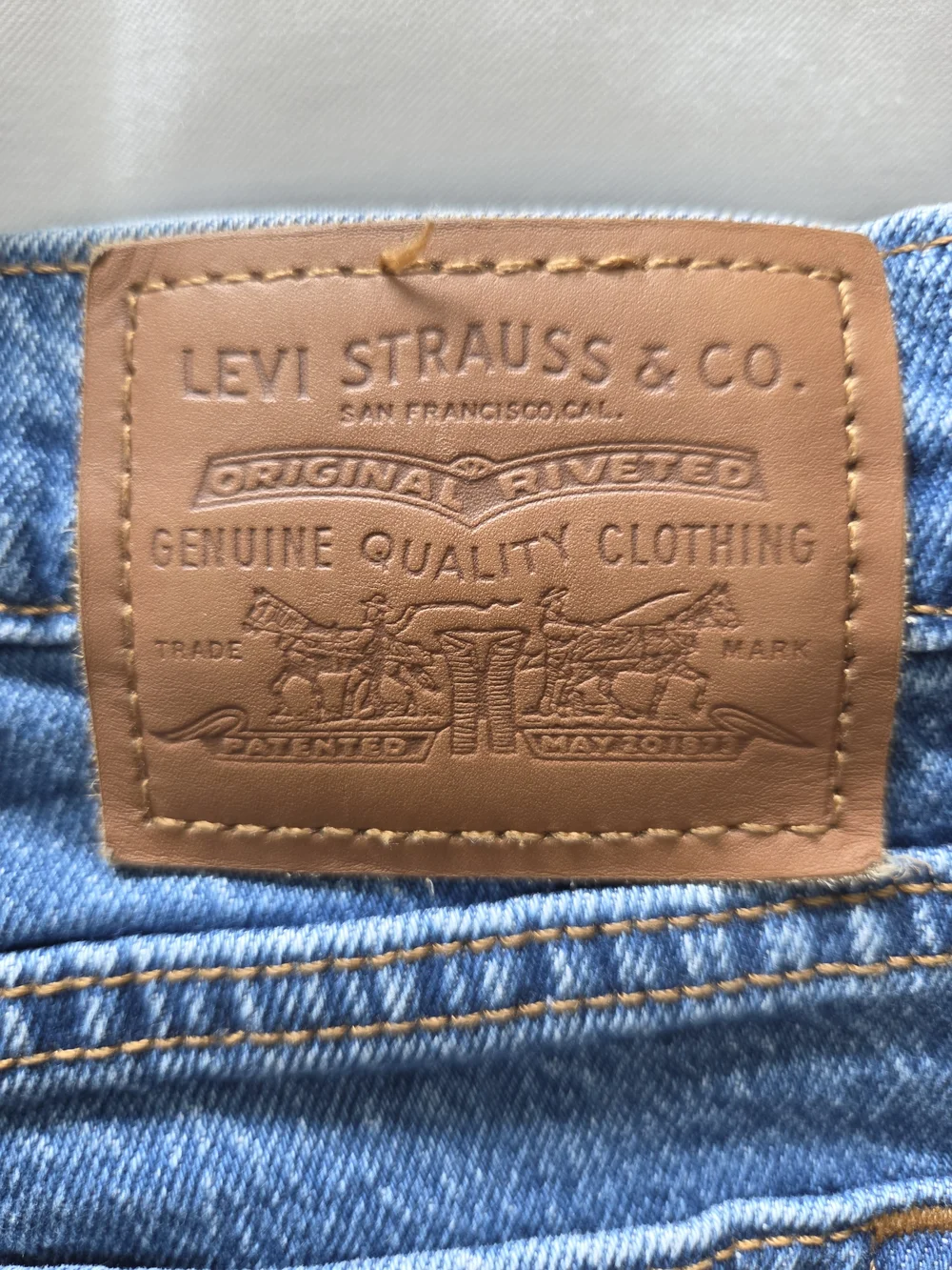 High-Rise Women's Straight-Leg Jeans in Blue - Picture 3 of 5